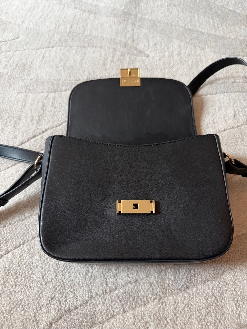 Black shoulder bag w gold tone hardware - Picture 3 of 4